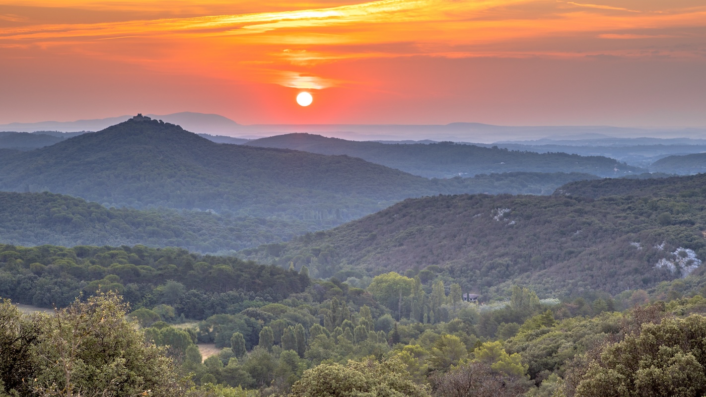 Lever de soleil dans le parc national des Cévennes à proximité de Monoblet